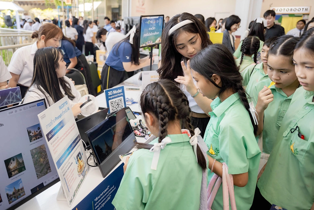 เล่นกิจกรรมในบูธต่างๆ ภายในงาน